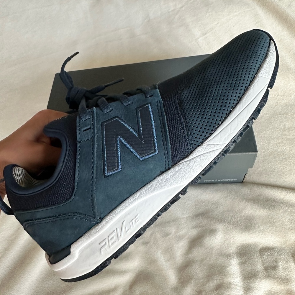BRAND NEW New balance size 7 dark blue